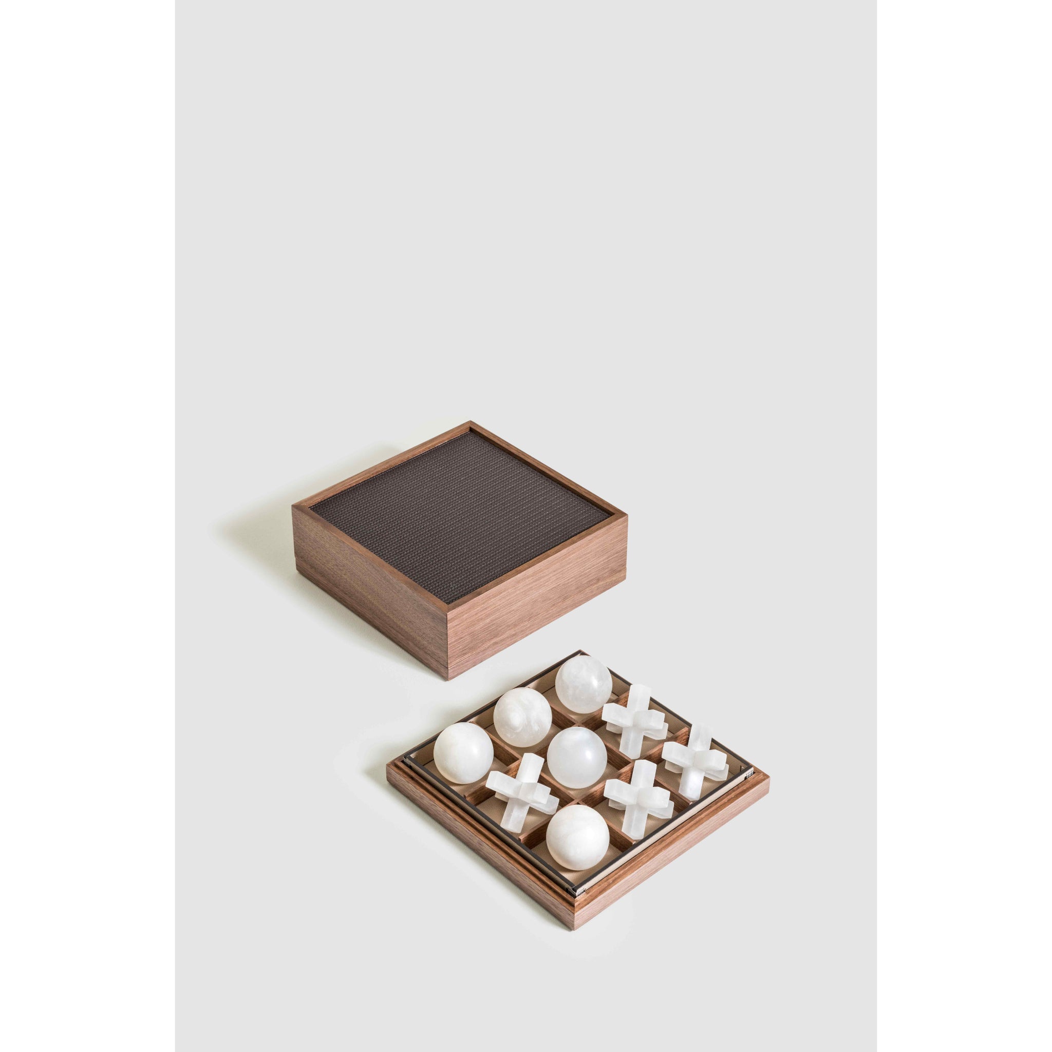 Tic Tac Toe Set in Italian Leather, Walnut Wood and Alabaster | Pinetti Collection