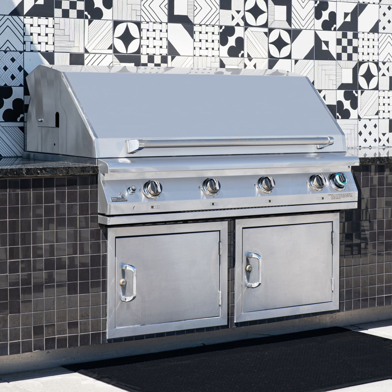 Learn what to consider when planning an outdoor kitchen based on layout, cooking space, appliances, materials, and entertaining needs.